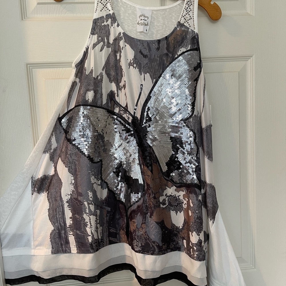 FLEW DE LIS SMALL BLACK AND WHITE SLEEVELESS TOP